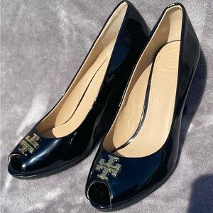 TORY BURCH- patent peep toe wedge size 7